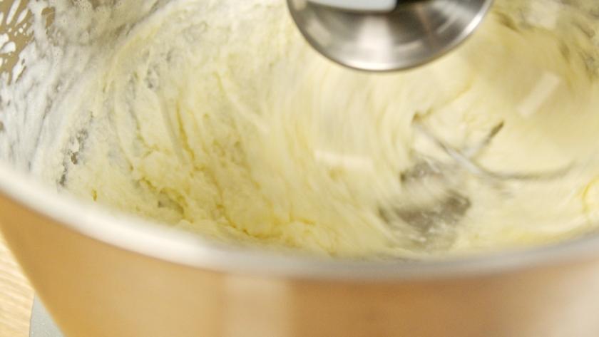 Sahne wird mit einer Küchenmaschine geschlagen.