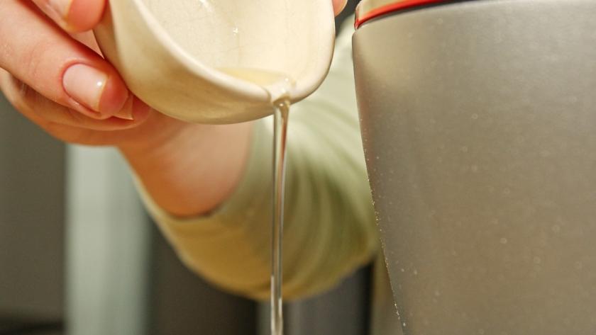 Essig wird aus einer Schale geschüttet.