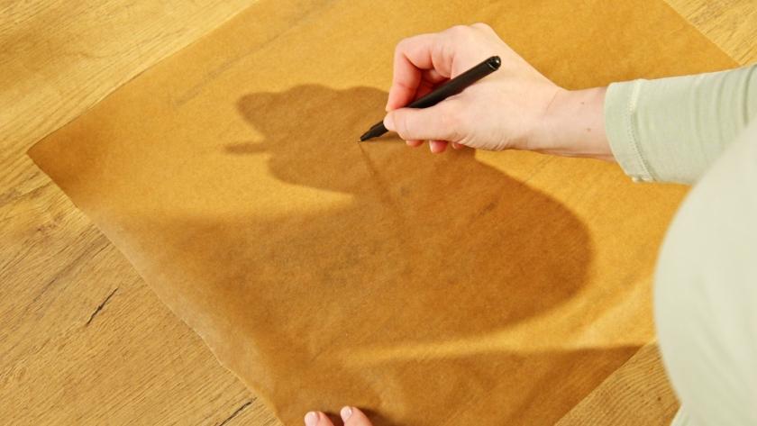 Auf Backpapier wird gezeichnet.