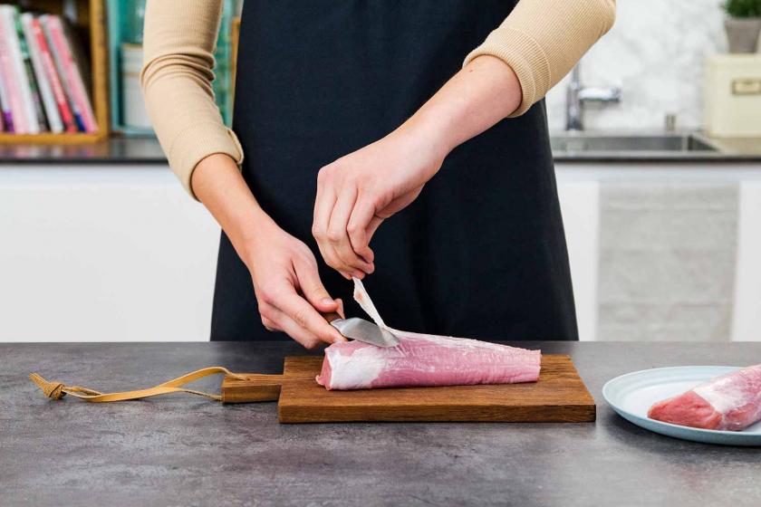Schweinefilet wird pariert.