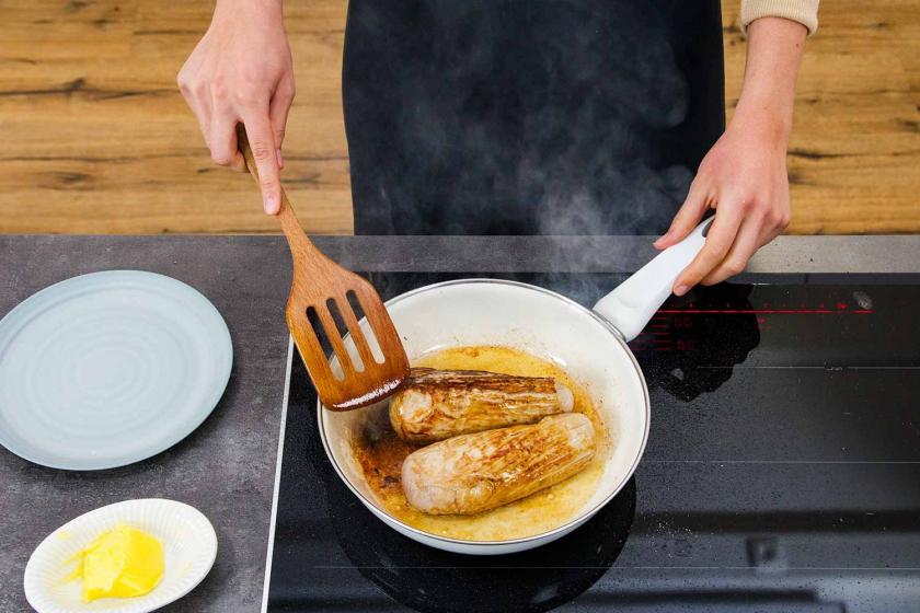 Schweinefilet wird in einer Pfanne angebraten.