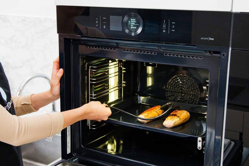 Schweinefilet wird aus dem Ofen genommen.