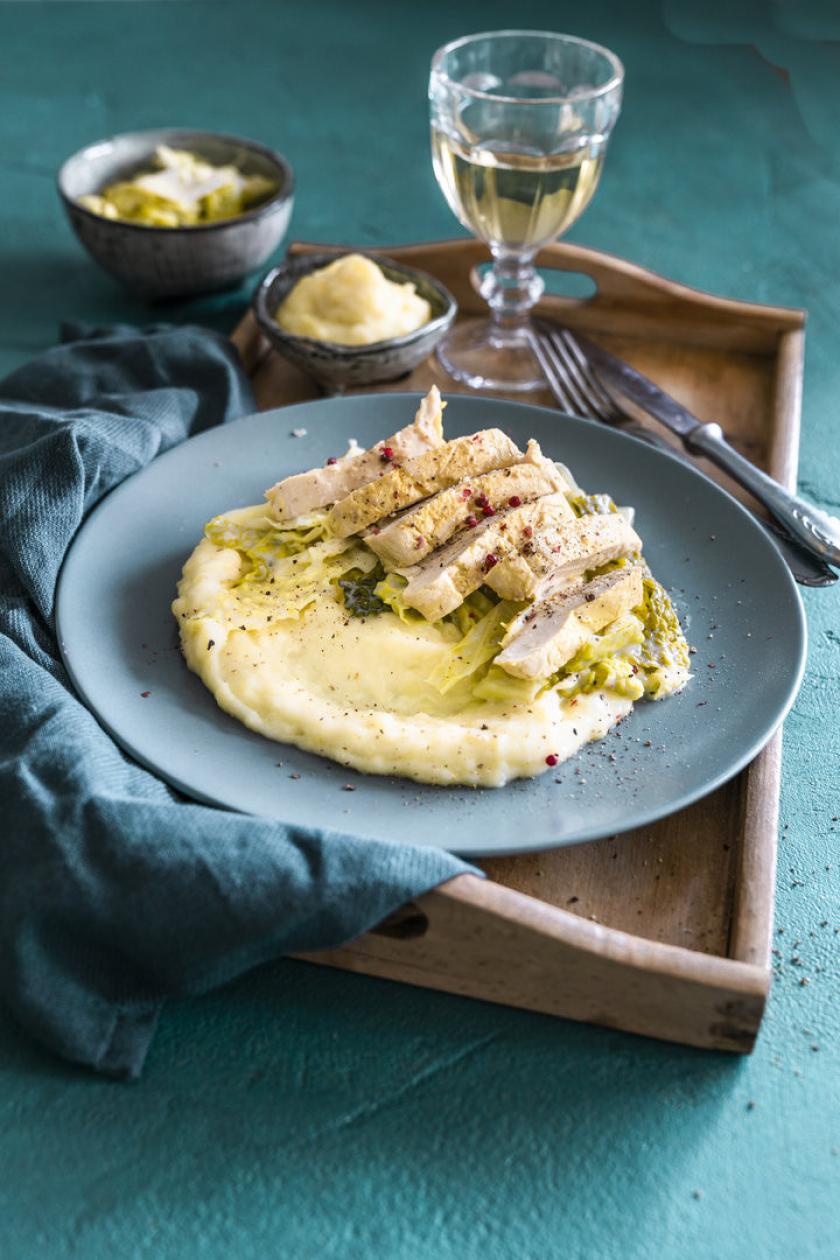 Gegartes Hähnchenfilet auf Stampf mit Sauce.