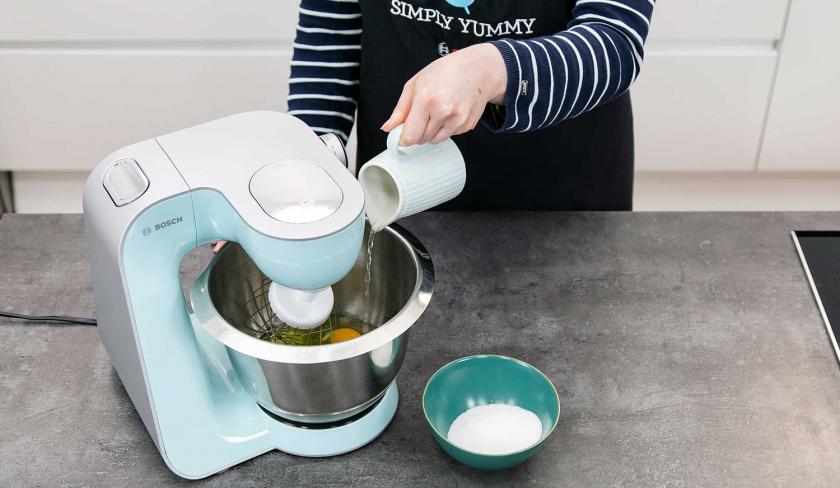 Wasser wird zum Teig für die Solero-Torte in die Küchenmaschine gegeben.