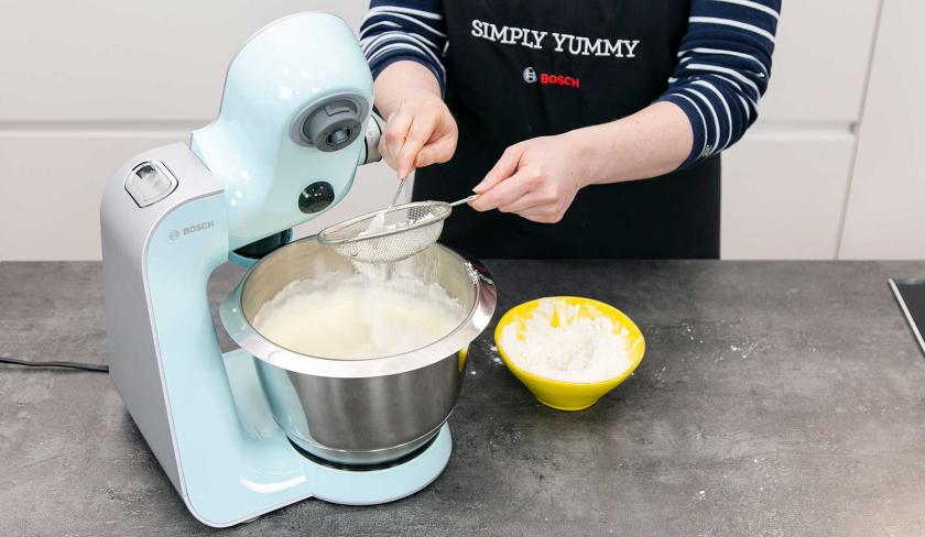 Mehl wird auf den Teig für die Solero-Torte gesiebt.