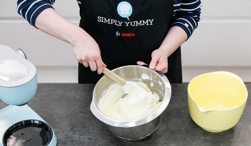 Für die Füllug der Solero-Torte wird Quark mit Sahne in einer Schüssel verrührt.