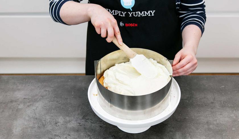 Die Creme für die Solero-Torte wird auf dem Boden verstrichen.