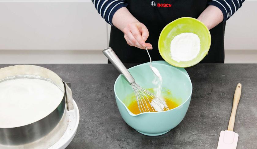Für den Guss der Solero-Torte wird Maracujanektar mit Soßenpulver verrührt.