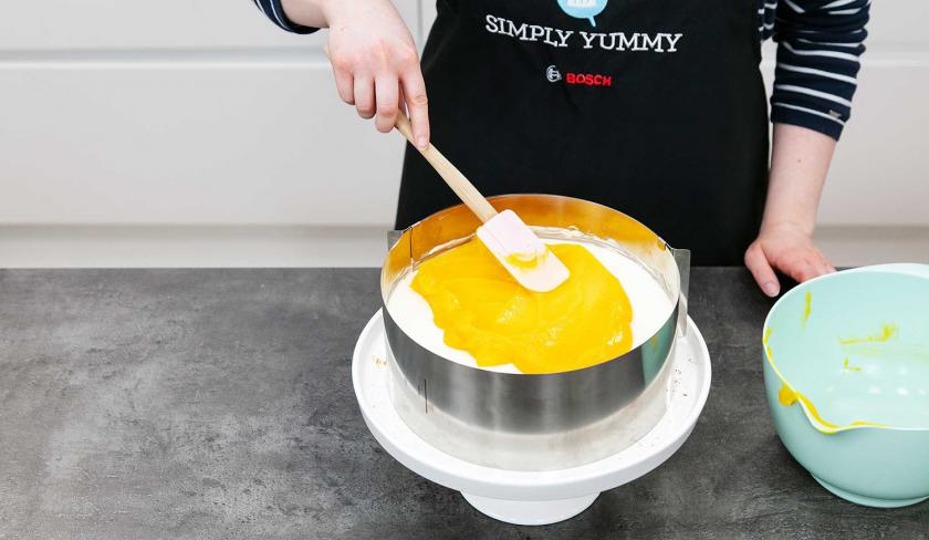 Der Maracuja-Guss wird auf der Creme für die Solero-Torte verstrichen.