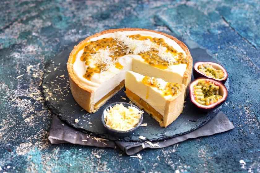 Angeschnittene Sommertorte mit Maracuja und Schokomousse.