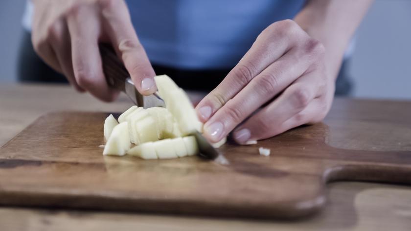 ein Apfel wird in Würfel geschnitten.