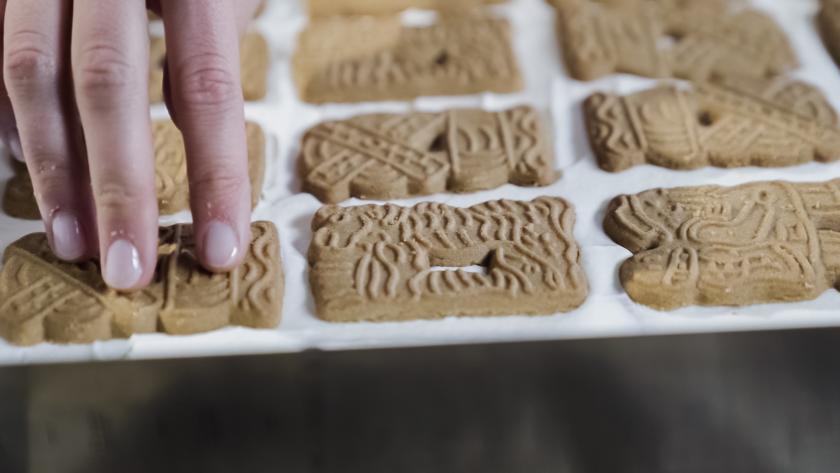 Spekulatiuskekse werden auf der Quarkcreme des Spekulatius-Apfelkuchens gesetzt.