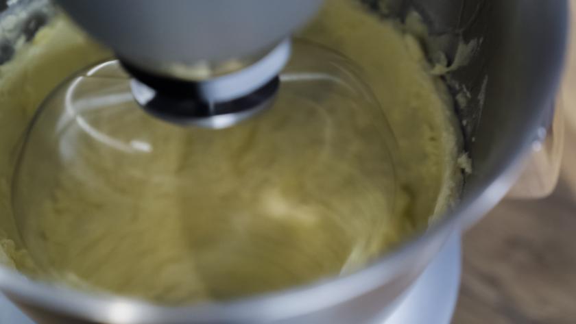 Der Teig für den Spekulatius-Apfelkuchen wird in der Rührschüssel einer Küchenmaschine gerührt.