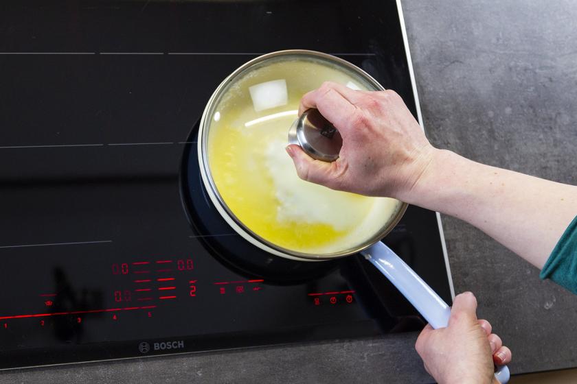 Auf die Pfanne mit dem Spiegelei wird ein Deckel gelegt.