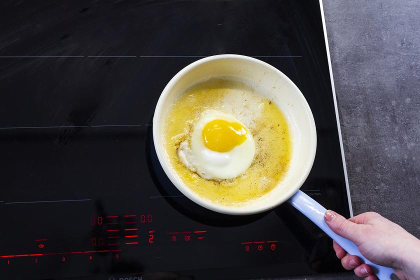 Spiegelei wird in einer Pfanne gebraten.