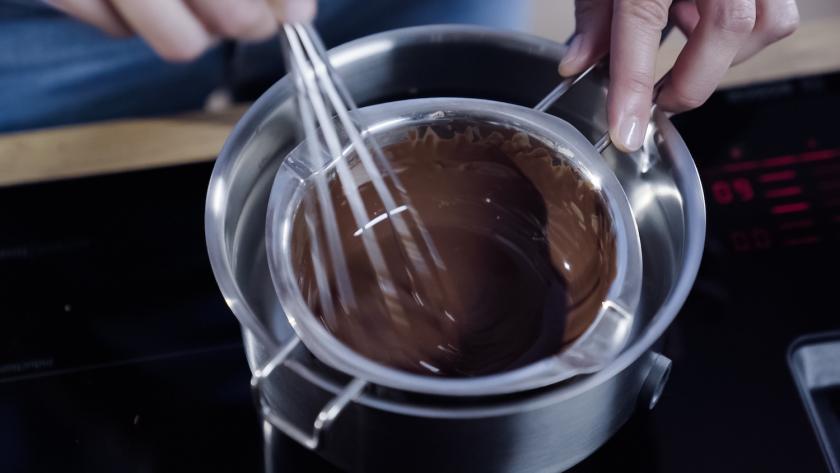 Schokolade wird über einem Wasserbad geschmolzen.