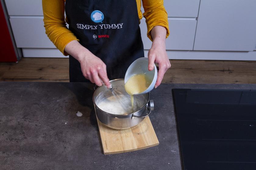 Eigelb-Stärke-Mischung wird in die Vanillemilch eingerührt.