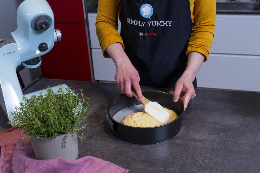 Der Teig für den Stachelbeerkuchen mit Pudding wird in einer Springform verteilt.
