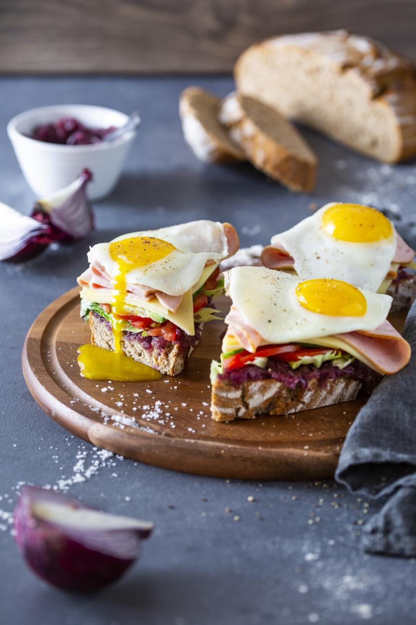 Strammer Moritz auf einem Holzbrettchen mit Spiegelei.