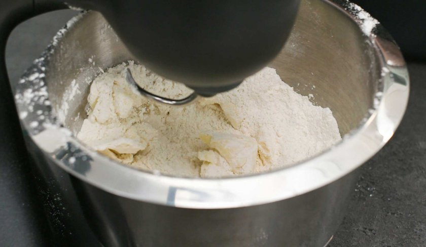 Für süße Knallbonbons wird Teig in einer Küchenmaschine geknetet.