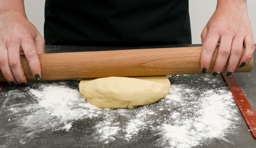 Für süße Knallbonbons wird der Teig ausgerollt.