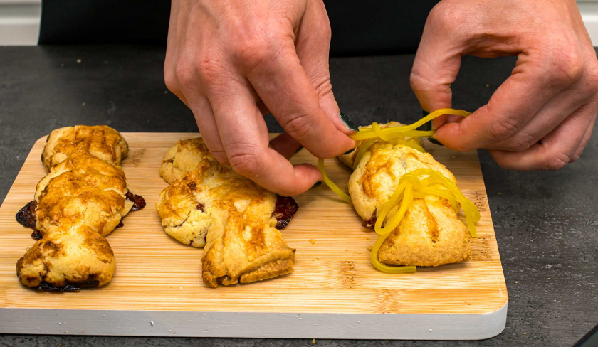 Süße Knallbonbons werden mit Gummischnüren verziert.