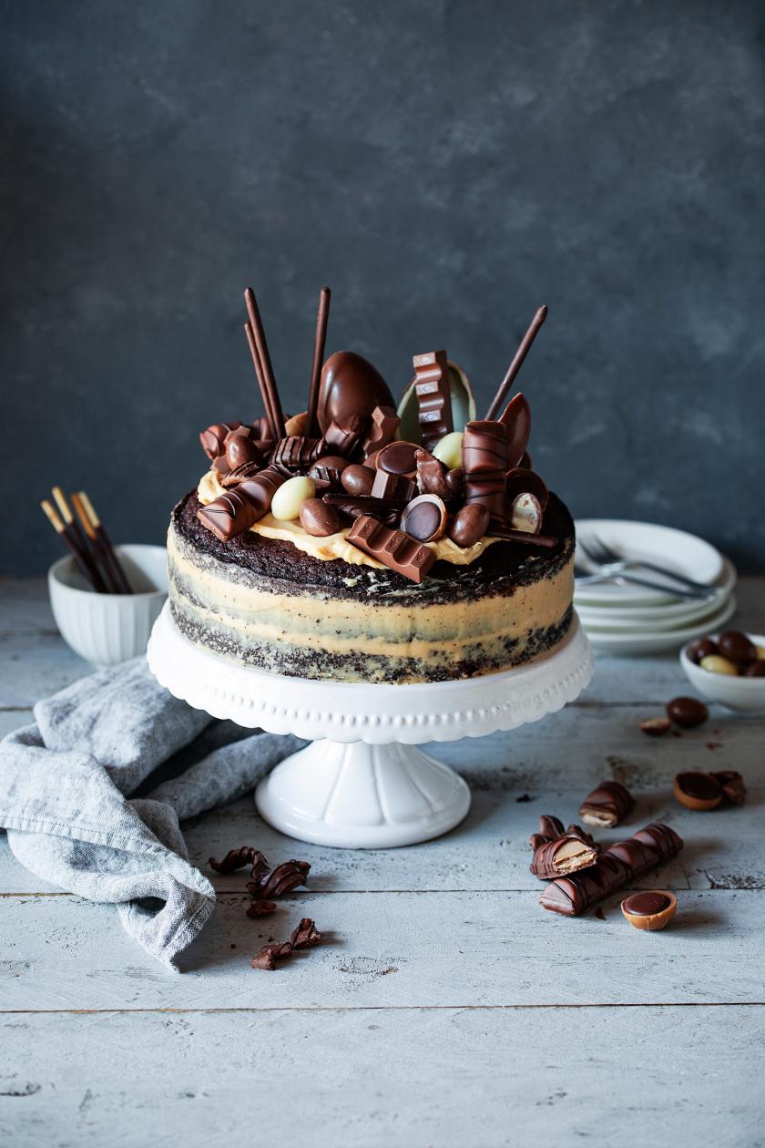 Süßigkeiten-Torte auf einer Etagere angerichtet. 