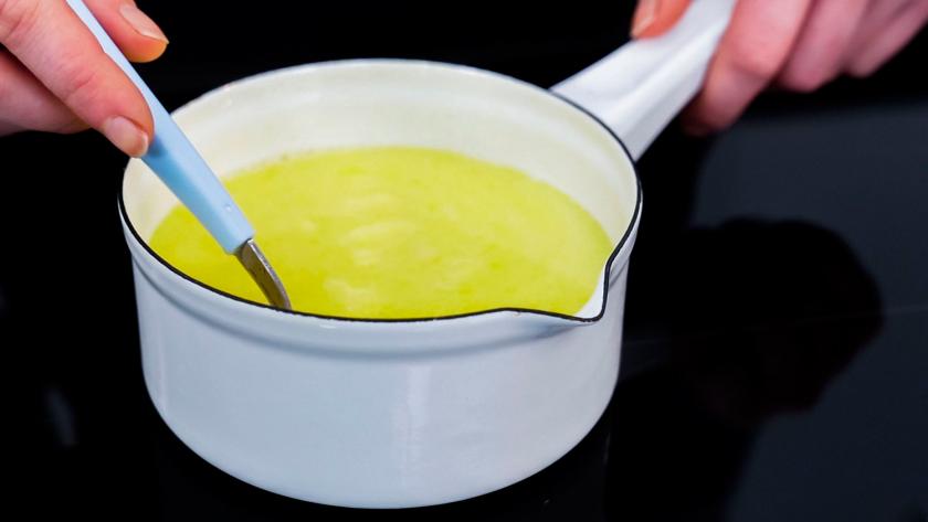 Butter wird in einem Topf geschmolzen.