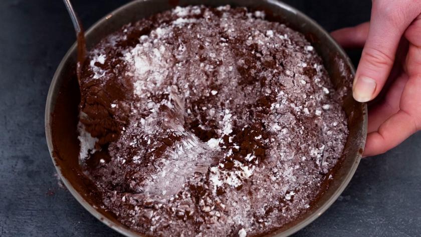 Mehl und Kakao werden in einer Schüssel verrührt.