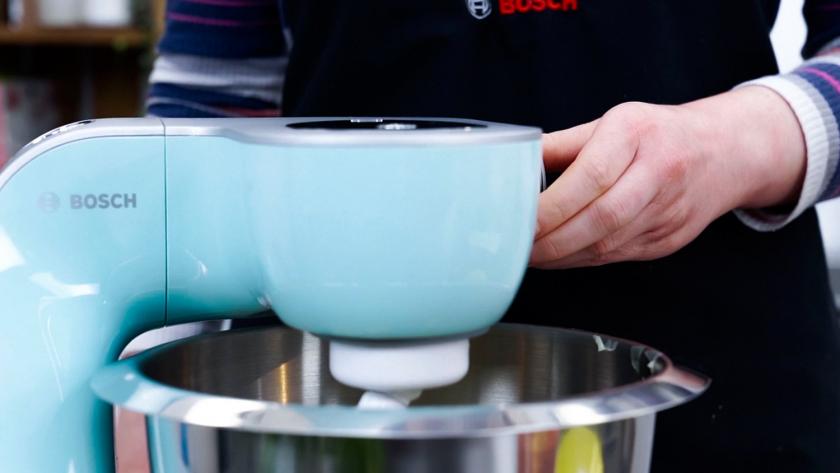 In einer Küchenmaschine werden die Zutaten verrührt.