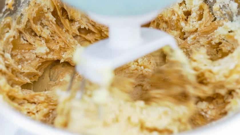 Frischkäse und Erdnussbutter werden verrührt. 