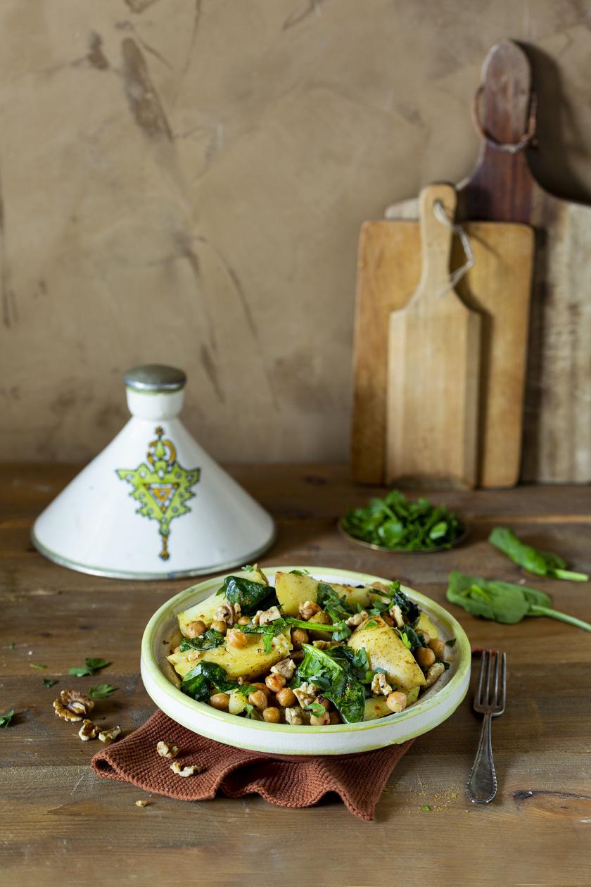 Tajine mit Kartoffeln, Spinat und gerösteten Walnüssen