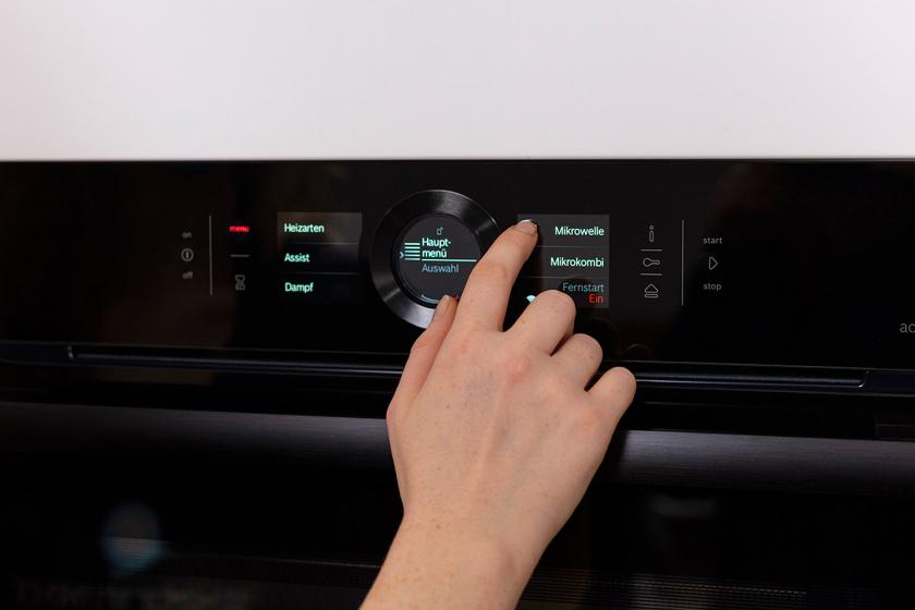 Die Mikrowellenfunktion des Backofens wird eingeschaltet.