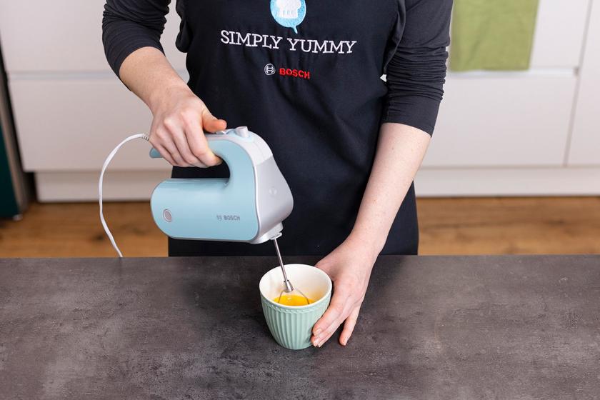 Die Zutaten für das Tassenkuchen Grundrezept werden in einer Tasse verrührt.