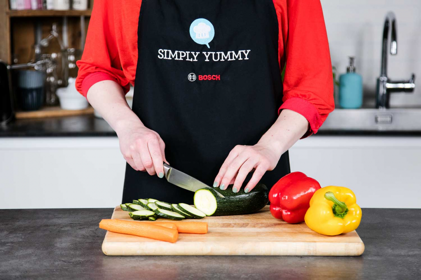 Für das Thai Curry wird eine Zucchini geschnitten.