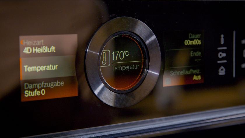 Die Anzeige am Backofen zeigt 170 °C.