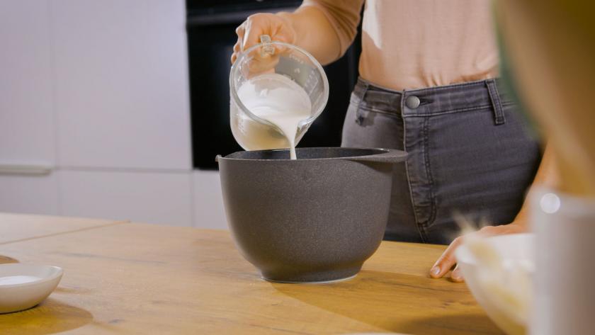 Sahne wird in eine Rührschüssel gegeben.