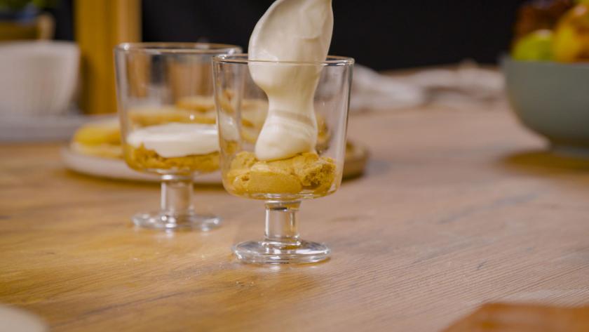 Das Tiramisu wird im Glas geschichtet.