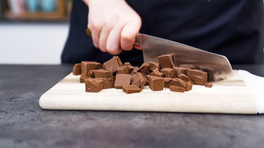 Für die Toffifee-Torte wird Nougat gehackt.