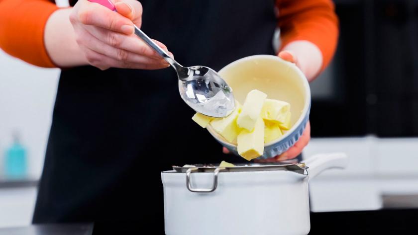 Butter wird über einem Wasserbad geschmolzen.