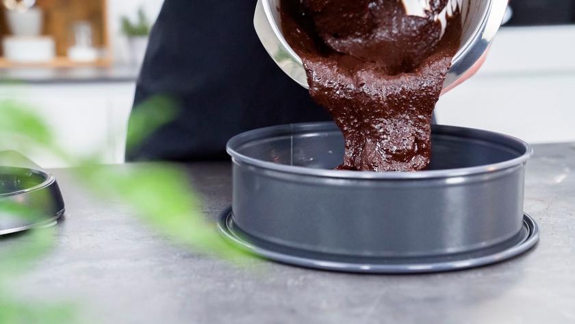 Der Teig für die Toffifee-Torte wird in eine Springform gegeben.