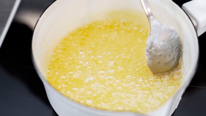 Zucker wird in einem Topf karamellisiert.