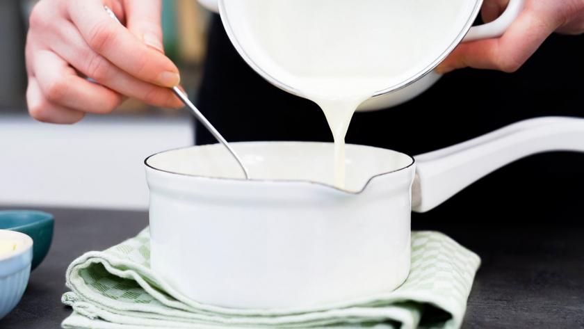 Sahne wird in einen Topf gegeben.