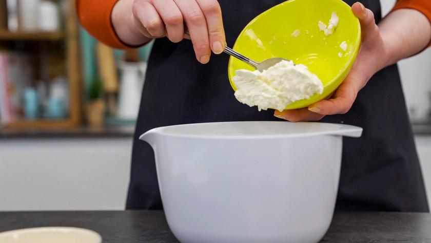 Mascarpone wird in eine Rührschüssel gegeben.