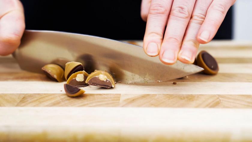 Für die Toffifee-Torte werden Toffifee-Pralinen gehackt.