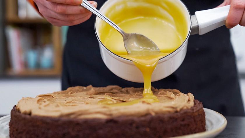 Auf die Toffifee-Torte wird Karamellsoße gegossen.