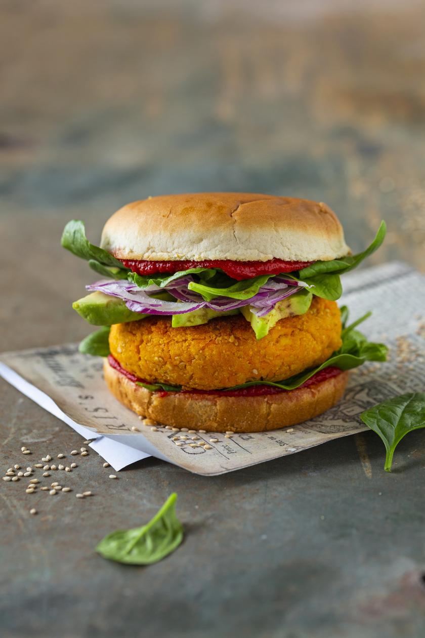 Bester Tofu Burger mit Süßkartoffel und Avocado