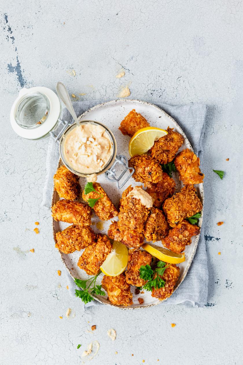 Knusprige Tofu Nuggets mit veganem Cashew-Dip