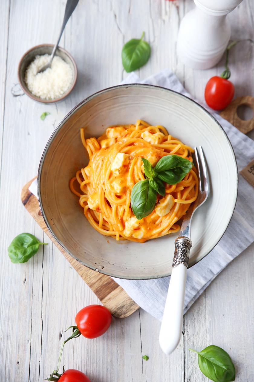 Tomaten-Mozzarella-Soße extremst cremig | Simply Yummy