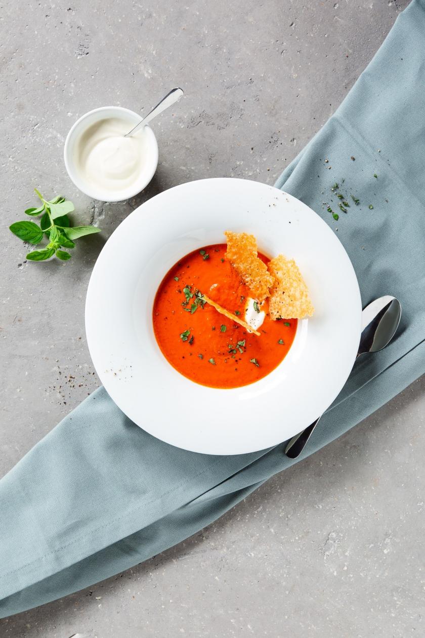 Tomaten-Paprika-Suppe mit Parmesanchips | Simply Yummy